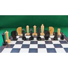 Completo di scacchi modello stilizzato con scacchiera in nero 